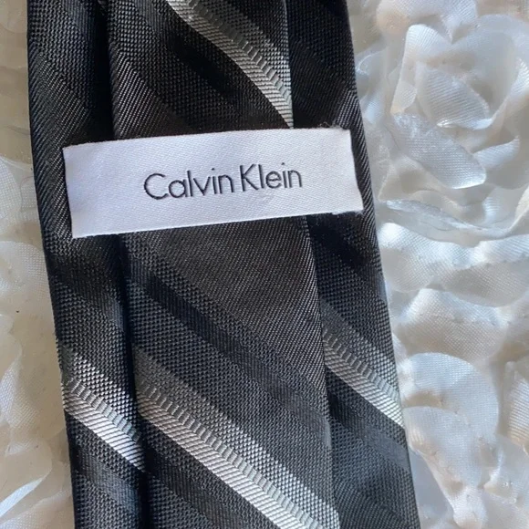 New Calvin Klein silk tie - Picture 2 of 3